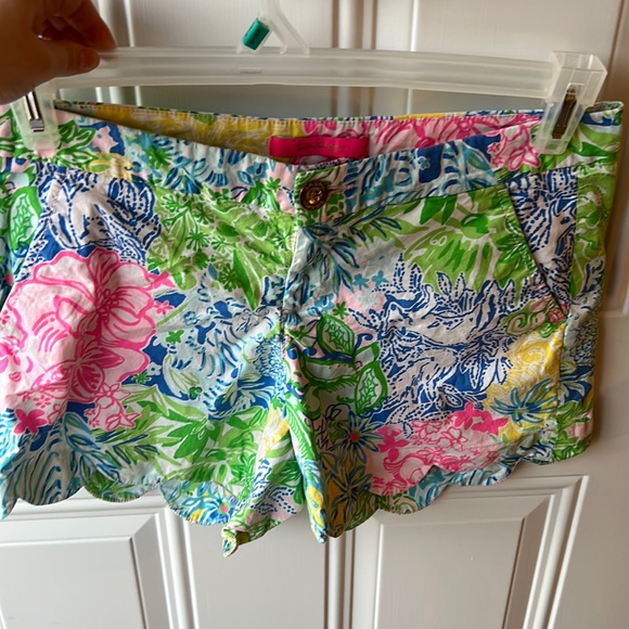 Lilly Pulitzer Pants - LILLY PULITZER SCALLOPED SHORTS SIZE 6